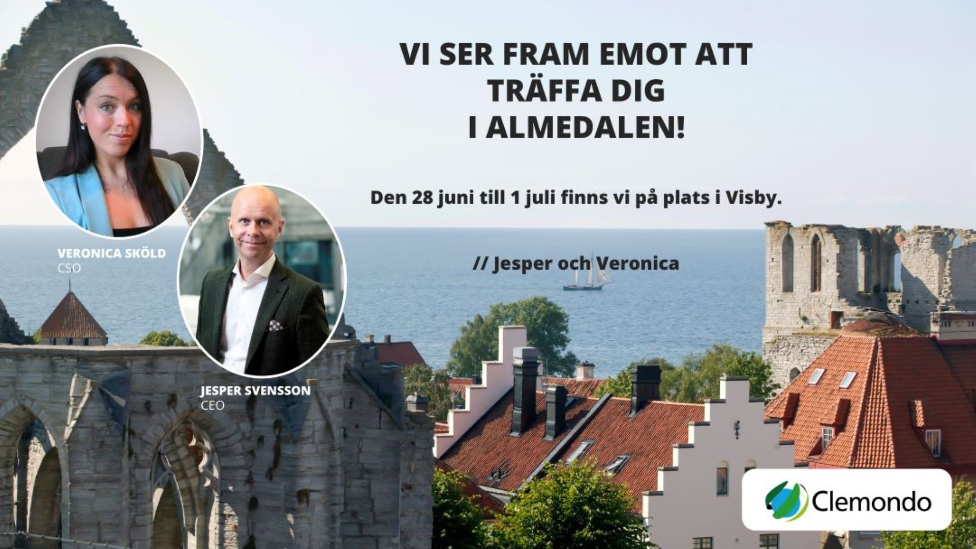 En bild på hus i Visby med Jesper Svensson & Veronika Sköld infällda